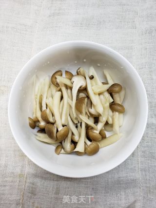 鲜菌菇滑蛋～不能错过的美味步骤1