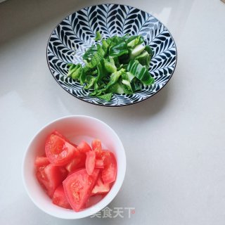青椒西红柿炒鸡蛋步骤1