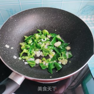 青椒西红柿炒鸡蛋步骤6