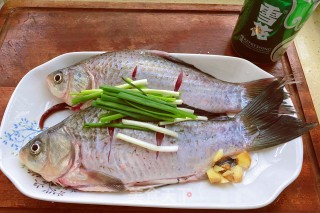 啤酒炖鲫鱼步骤1