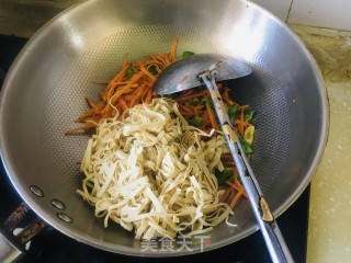 胡萝卜炒豆腐皮步骤5