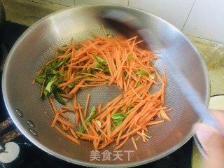 胡萝卜炒豆腐皮步骤4
