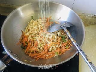 胡萝卜炒豆腐皮步骤7