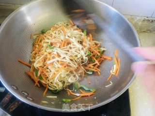 胡萝卜炒豆腐皮步骤8