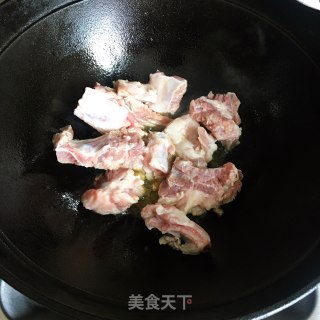 南瓜炖排骨步骤1