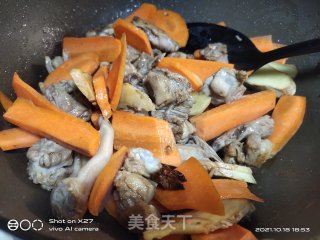 胡萝卜芹菜炒鸡肉步骤5