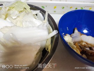 五花肉炒白菜梗步骤1