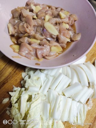 白菜梗炒鸡胸肉步骤1