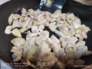 白菜梗炒鸡胸肉步骤2