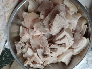 猪肉炒芹菜步骤1
