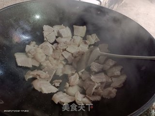 猪肉炒芹菜步骤2