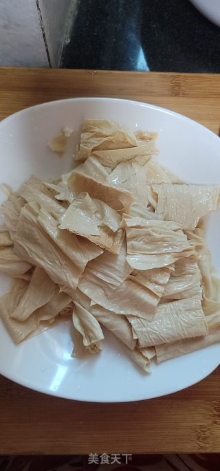 豆瓣酱烧腐竹步骤1
