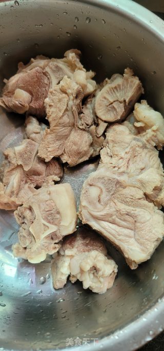 猪骨玉米胡萝卜炖粉皮步骤1