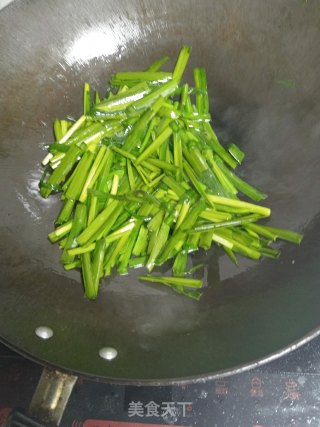 韭菜鸡蛋炒粉条步骤6