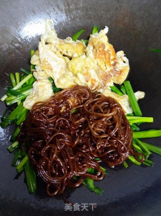 韭菜鸡蛋炒粉条步骤7