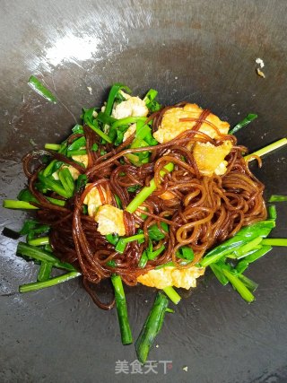 韭菜鸡蛋炒粉条步骤9