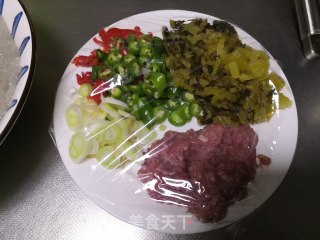 酸菜肉末粉条步骤2