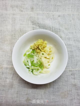 家常美味包菜肉末炒粉条步骤6