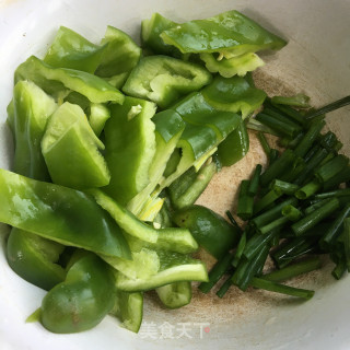 油渣炒青椒土豆片步骤4