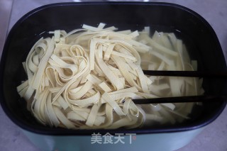 肉丝蒜黄炒豆腐丝步骤3