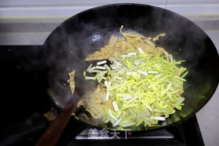 肉丝蒜黄炒豆腐丝步骤7
