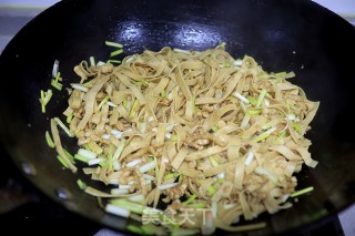 肉丝蒜黄炒豆腐丝步骤8