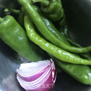 剁椒洋葱炒肉步骤1