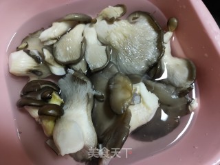 平菇炒青虾步骤3