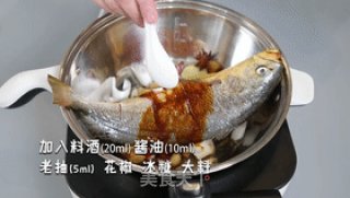 黄花鱼和它两个一起烧竟然这么香，堪称米饭杀手，后悔没有早学步骤4