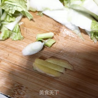 “炖菜”大肠白菜炖萝卜丸子步骤3 “炖菜”大肠白菜炖萝卜丸子步骤3