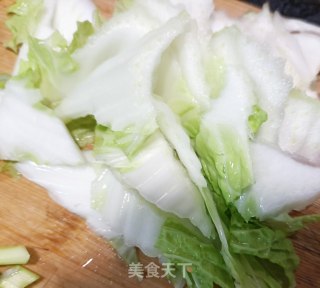 “炖菜”大肠白菜炖萝卜丸子步骤1 “炖菜”大肠白菜炖萝卜丸子步骤1