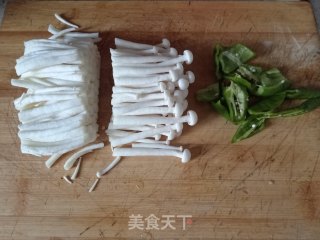 海鲜菇炒鸡蛋步骤3