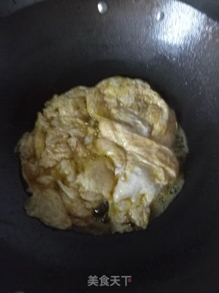海鲜菇炒鸡蛋步骤4