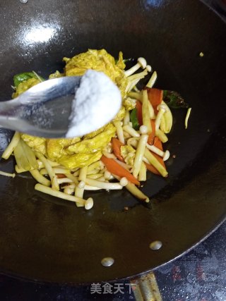 海鲜菇炒鸡蛋步骤7