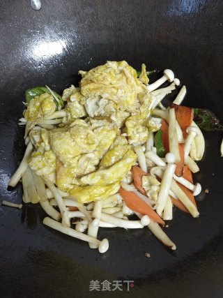 海鲜菇炒鸡蛋步骤6