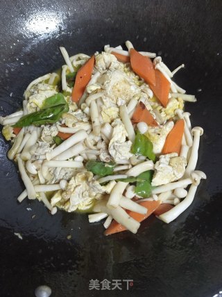 海鲜菇炒鸡蛋步骤8
