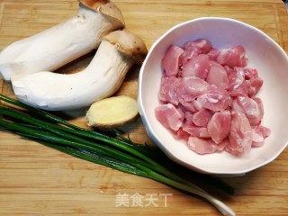 家常快手菜，杏鲍菇炒鸡肉步骤1