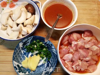 家常快手菜，杏鲍菇炒鸡肉步骤5