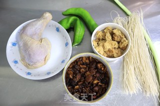 鸡腿豆泡炖粉条步骤1