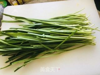 韭菜炒鱿鱼须步骤1