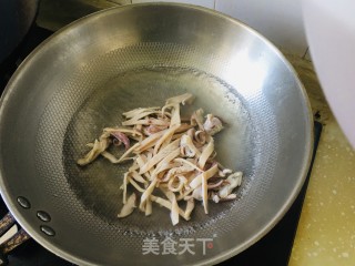 韭菜炒鱿鱼须步骤4