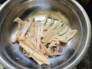 韭菜炒鱿鱼须步骤3