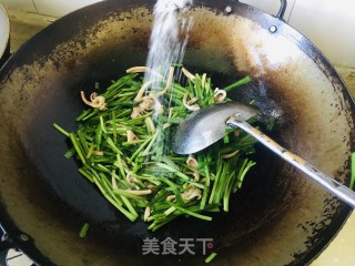 韭菜炒鱿鱼须步骤7
