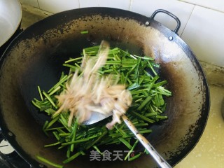 韭菜炒鱿鱼须步骤6