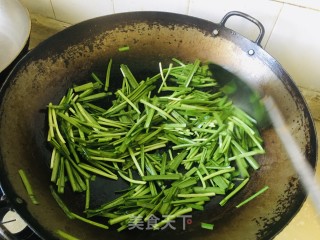 韭菜炒鱿鱼须步骤5