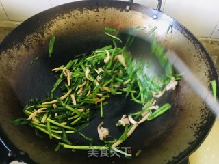 韭菜炒鱿鱼须步骤9