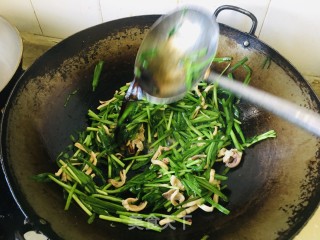 韭菜炒鱿鱼须步骤8