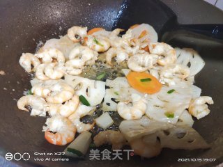 虾仁炒莲藕步骤4