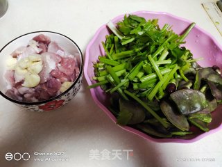 芹菜扁豆炒肉片步骤1