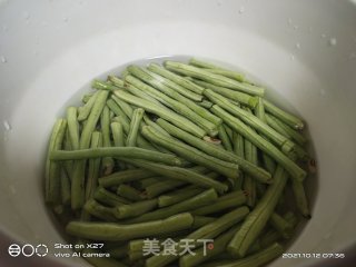 肉片炒豇豆步骤2